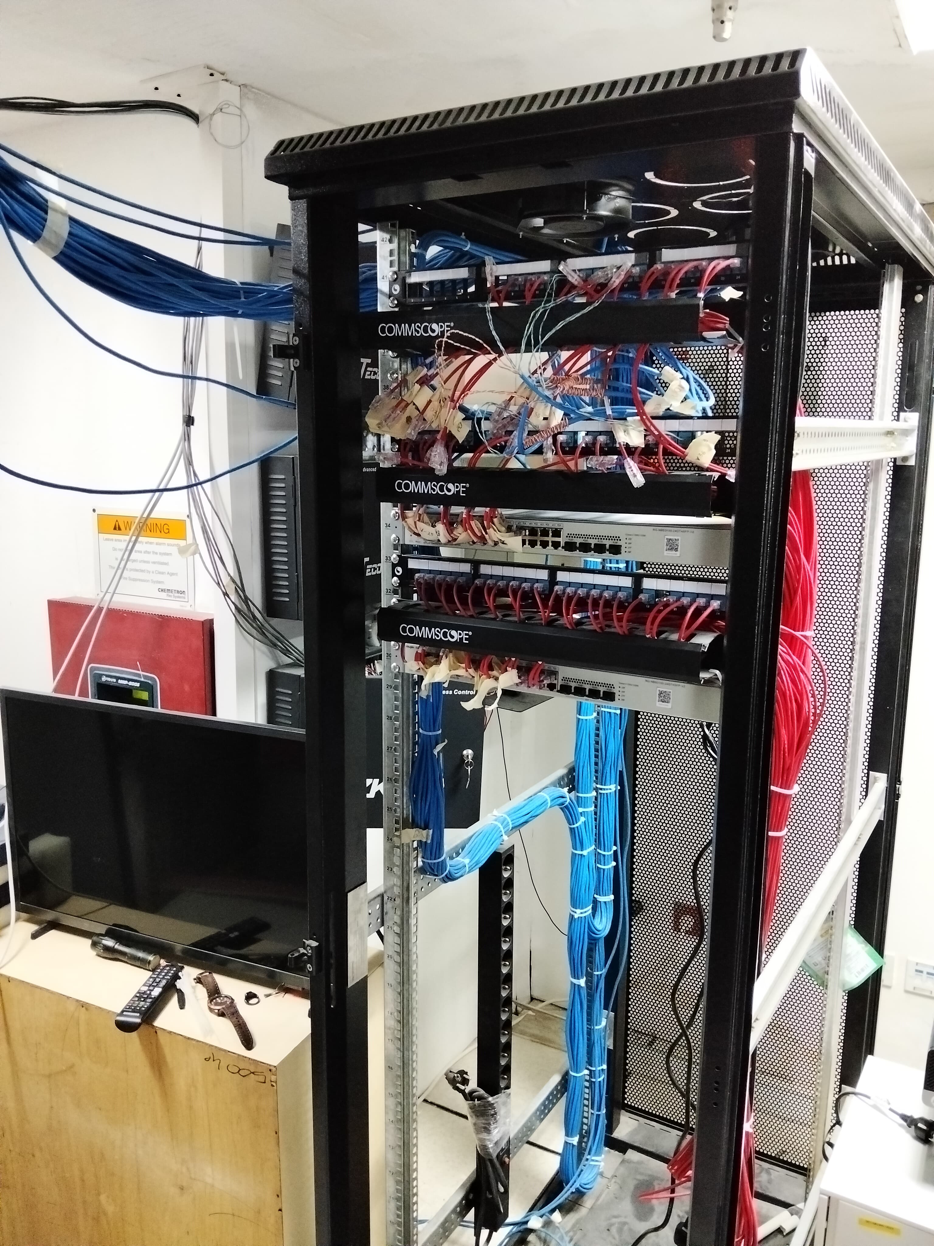 Ruang komunikasi dengan patch panel terlabel