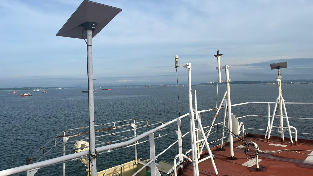 Antena Starlink pada kapal